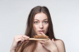 头发干枯多吃点什么好一点（头发干枯吃什么药调理）