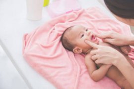 44天宝宝突然哭闹不止（40多天的宝宝突然哭的很厉害）
