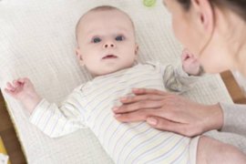 婴儿用劲蹬腿（小婴儿蹬腿的时候老是响）