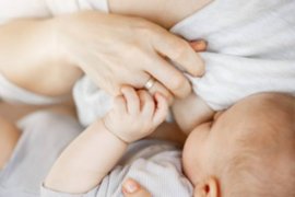 一个多月宝宝睡觉容易醒（一个月的宝宝睡觉老是醒是什么原因）