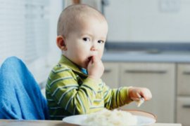 小孩儿o型腿怎么改正（小孩子o型腿怎么改善）